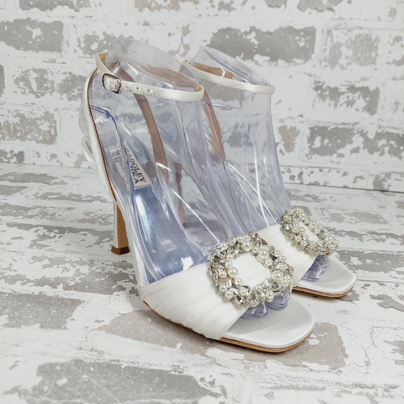 New Badgley Mischka Nixie White Charm Heeled Sandal H658 - Picture 6 of 14